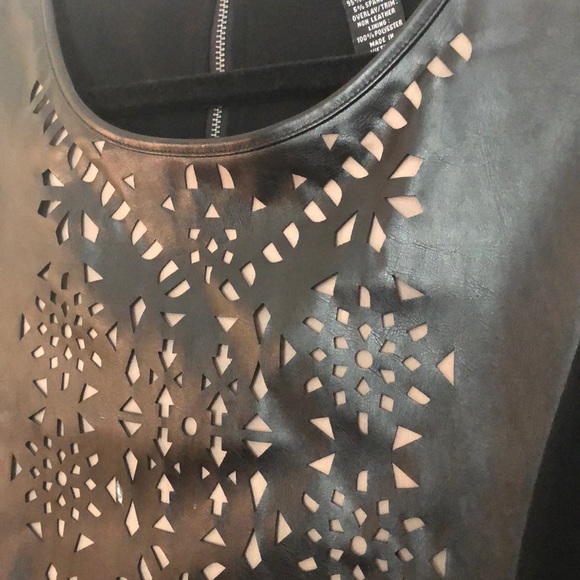 Black sleeveless blouse with pleather accent panel - Picture 2 of 3